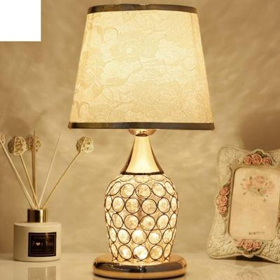 Křišťálová stolní lampa v evropském stylu v jednoduché moderní ložnici hřejivá romantická móda kreativní dekorativní noční lampa