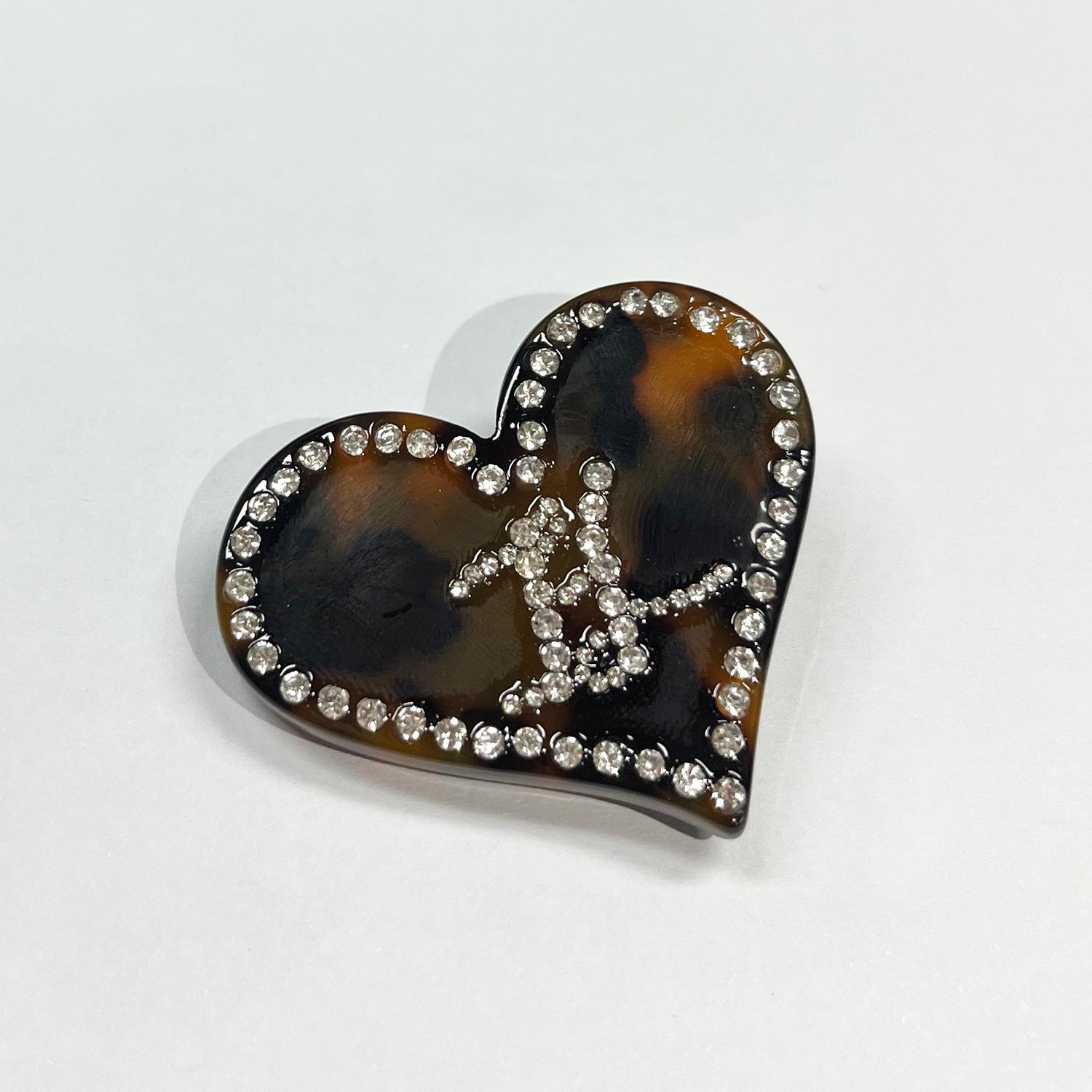 

Beautiful Handcrafted Hair Clips With Heart Motif Available In White Pink Tortoise Black морская черепаха