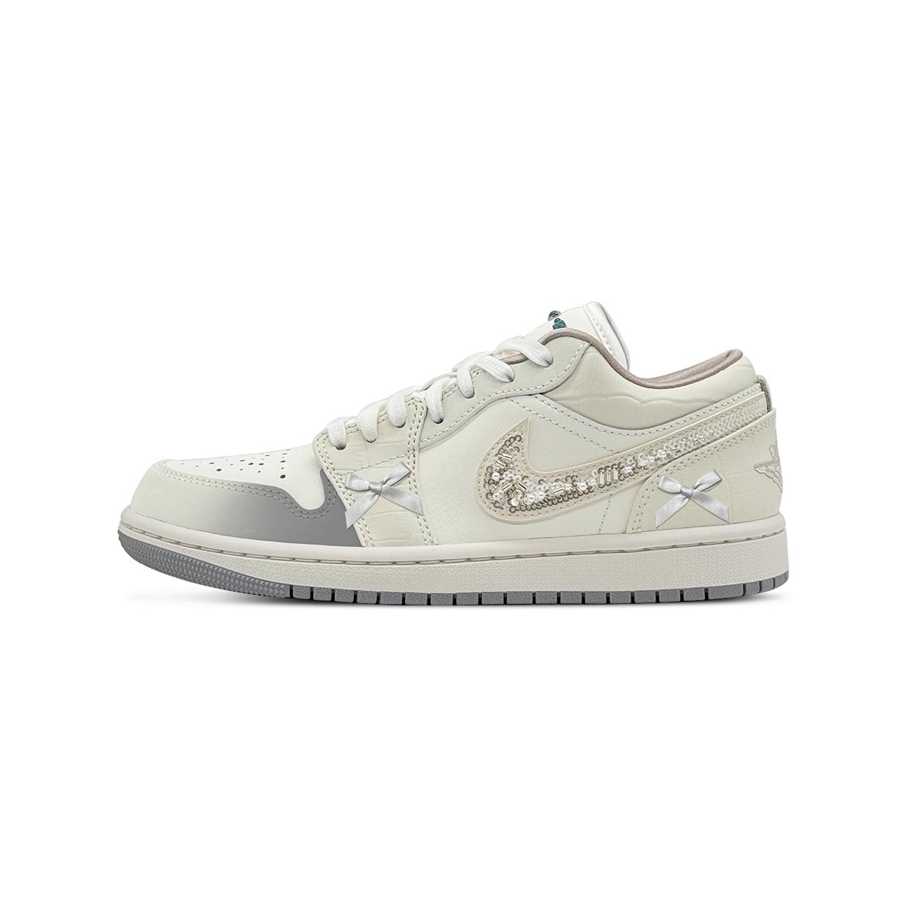

Jordan Air Jordan 1 Moonlight Silk Silver Feather Abrasion Resistant Low top Vintage Basketball Shoes Women s IH7323-100(Team827-) 40