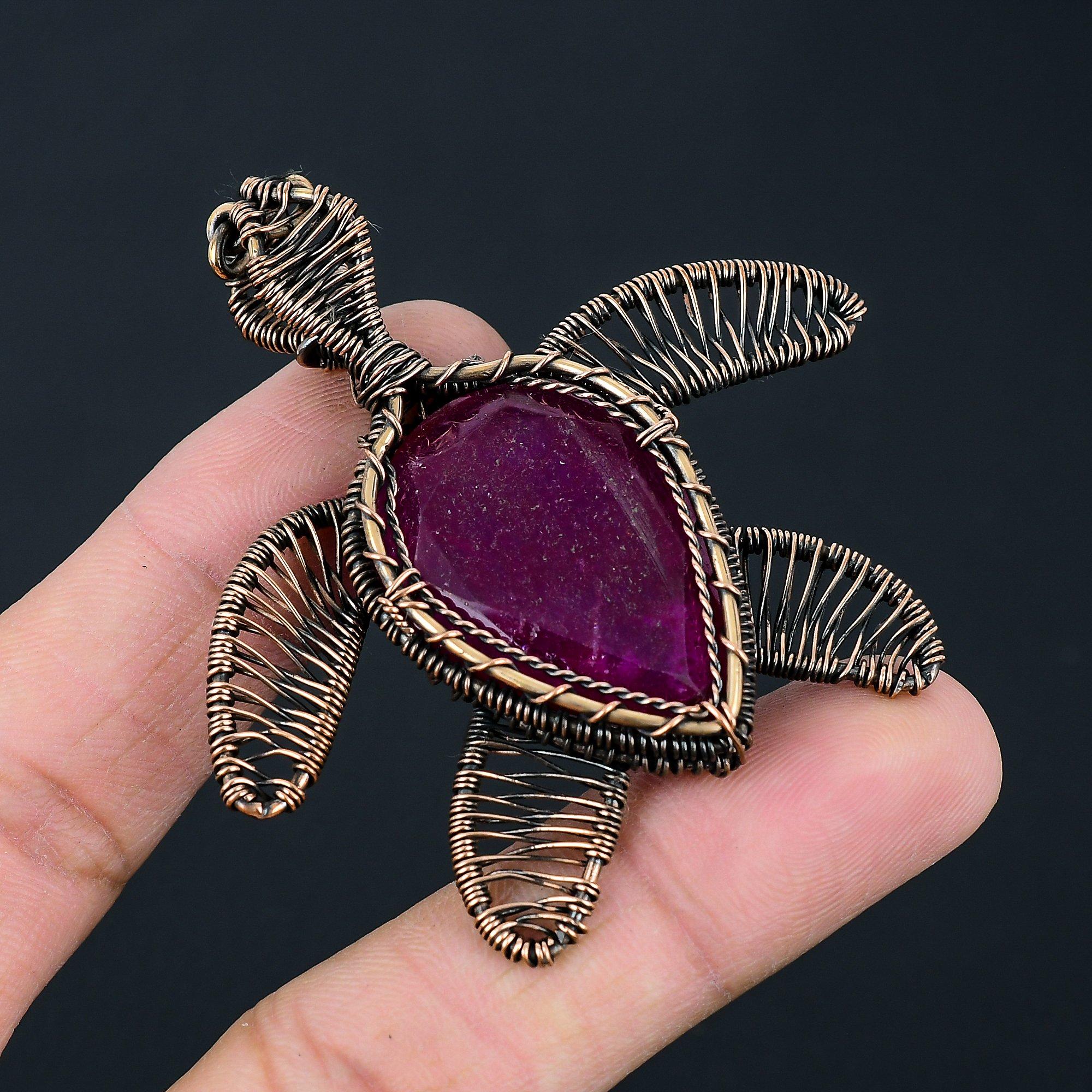 

Рубиновый лабораторный драгоценный камень ручной работы из чистой медной проволоки, ювелирные изделия, подвеска в форме черепахи для женщин 2.36 inches розовый