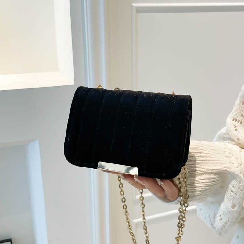 

Универсальная бархатная трендовая цепочка маленькая квадратная сумка женская личность новая повседневная мода с выемкой легкая сумка-мессенджер для通勤 чёрный