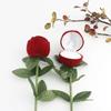 Rote Samt-Rosenring-Box mit Blättern Simulationsblume Valentinstag Rosenring Beflockungs-Gimmick Rose zu Ring-Box