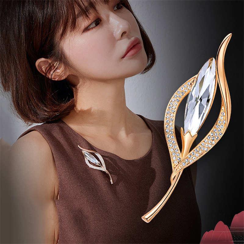 Korean Style Pearl Brooch: Versatile Floral Diamond Pin for Women's Coats
