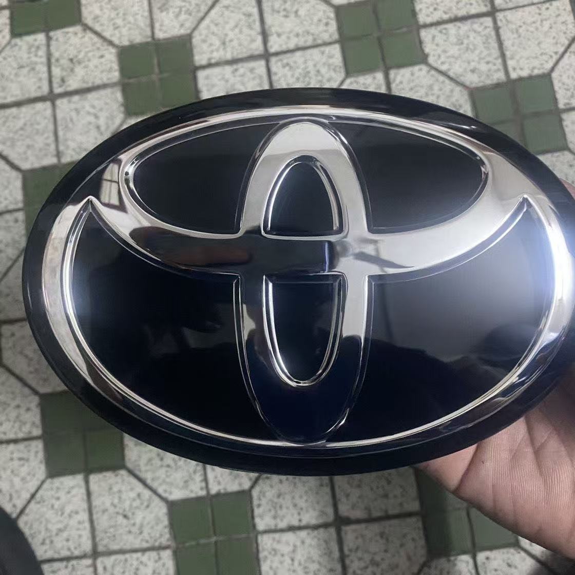 

2026 New For Toyota Epoxy Coated Front Grille Emblem 190x130mm for 2017-2018 Toyota Tundra and Land Cruiser | Replaces OEM 92806 190x130mm чорний