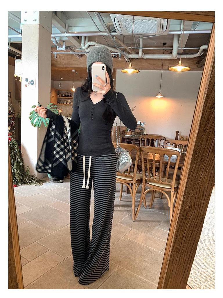 Korean Style V-Neck Button Knitwear for Women - Autumn/Winter Long-Sleeve Slimming Top
