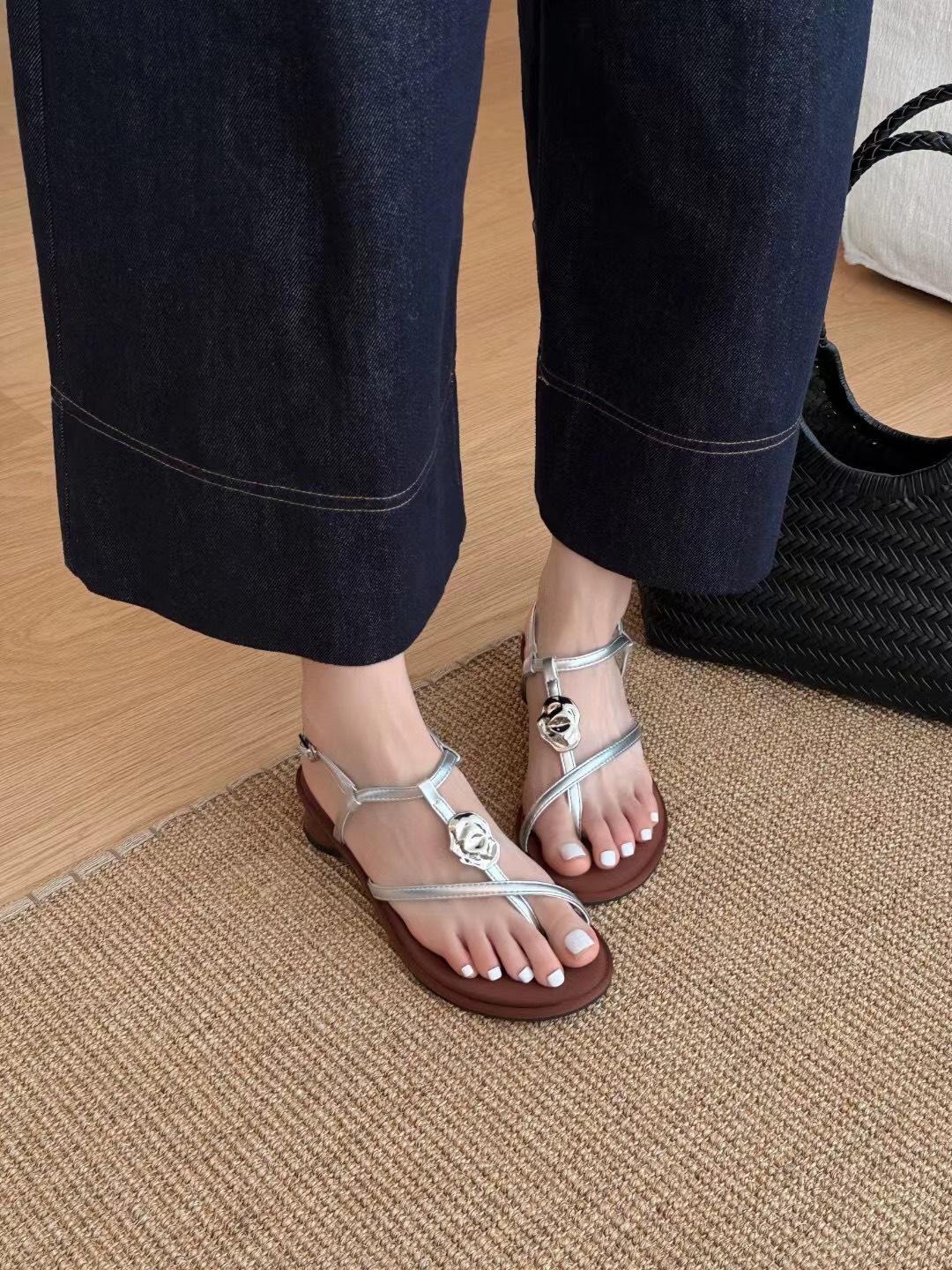

Summer vacation style metal buckle thick heel toe sandals thin strap toe open toe wear cool slippers women 39 срібний