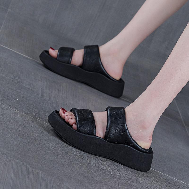 

Thick-soled small man height-increasing one-word slippers women s shoes wear summer new fashion open-toed beach cool slippers 39 чёрный