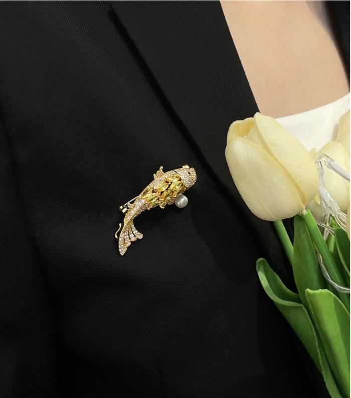 High-End Vintage Zirconia Inlaid Lucky Koi Fish Brooch - Fashionable Jewelry Pin for Women
