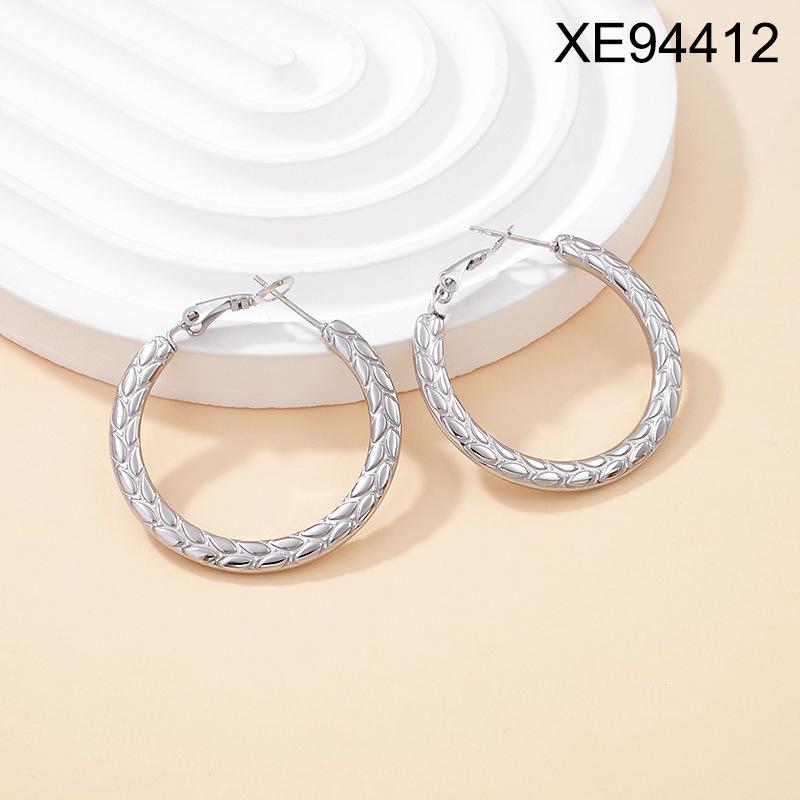 European and American Gold-Plated Retro Geometric Earrings: Luxurious Titanium Steel Huggers for Women
