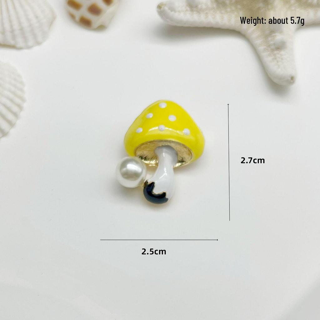 Urocza Kreskówkowa Broszka z Perłowym Grzybem - Urocza Czerwona Emaliowana Stop, Styl Mori