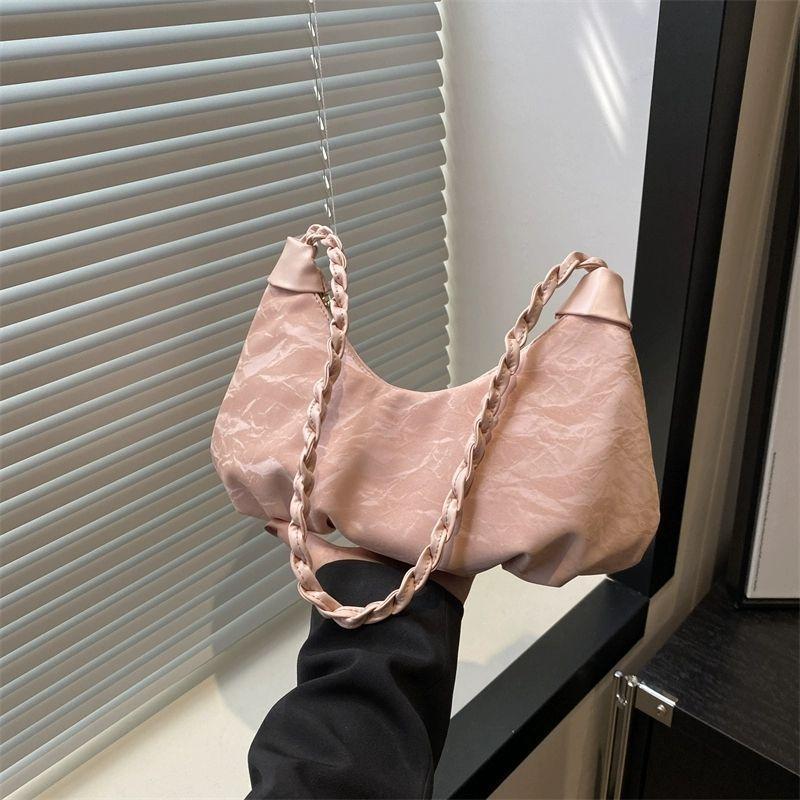 

Folded cloud underarm bag niche design bag women s new summer high-end texture shoulder messenger bag рожевий