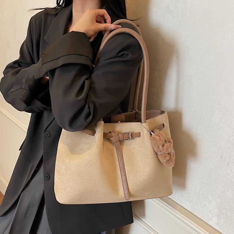 

Retro large-capacity tote bag women s 2025 autumn and winter new fashion versatile work commuting texture shoulder handbag no pendant