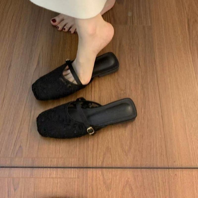 Women Wear A Pair of Low-heeled Sandals on Top of The Breathable and Hollowed-out Shoes
