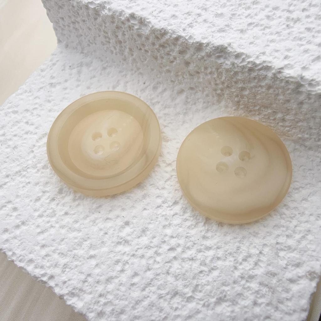 Matte Four-Hole Resin Cow Horn Pattern Buttons for Coats, Windbreakers, Suits, and Trousers