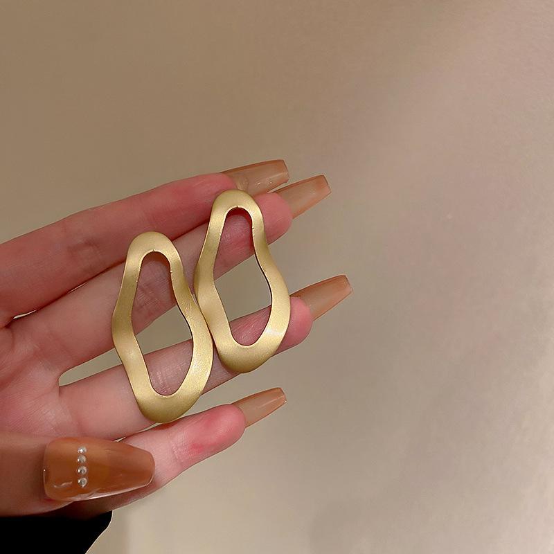 Metal wind round geometric earrings niche simple versatile stud earrings ins fashion high-end earrings