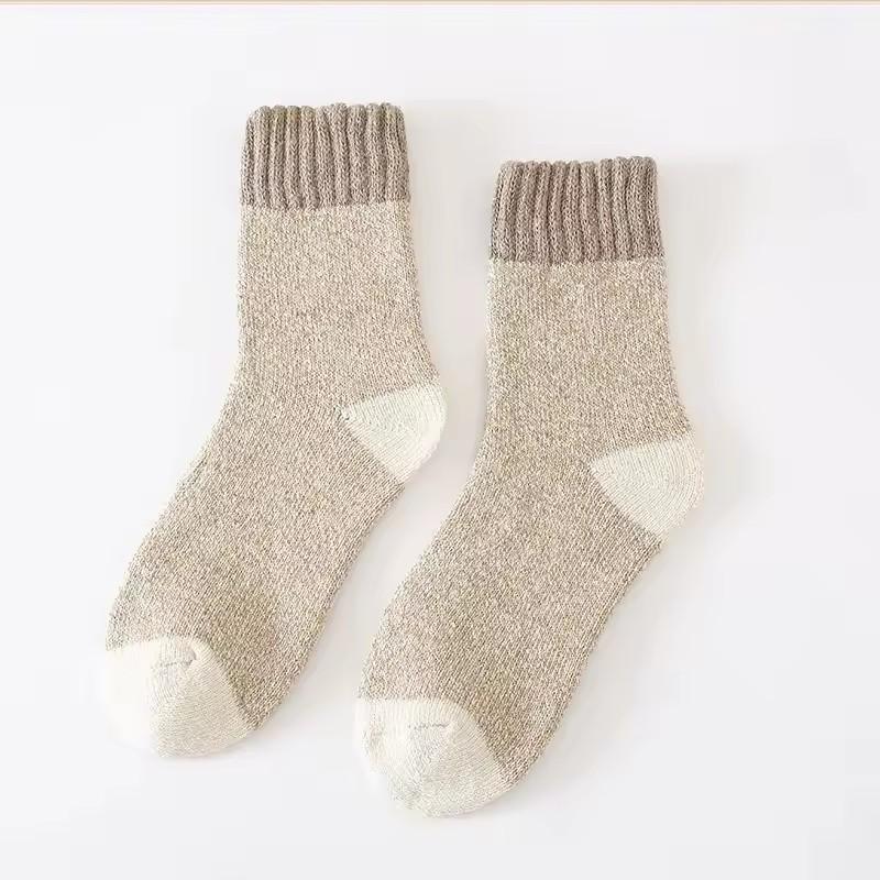Thickened Winter Woolen Socks for Men Ultra-Thick Fleece Lined Warm Mid-Calf Sheepskin Socks with Mesh Lining for Warmth and Comfort