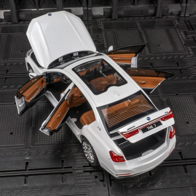 1:24 simulation BMW 760Li alloy car model ornament sedan sound and light shock absorber door and engine hood trunk can be opened