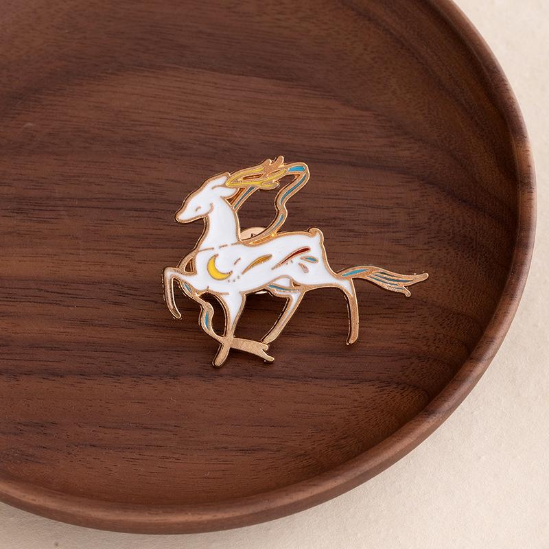 Brosche Kran & Hirsch im chinesischen Stil mit Lotus und Koi - Kreatives Retro-Metallpin-Accessoire