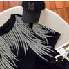 Maglietta a maniche corte con ali di piume di diamante nero taglie forti per donna - Anti-età e alla moda