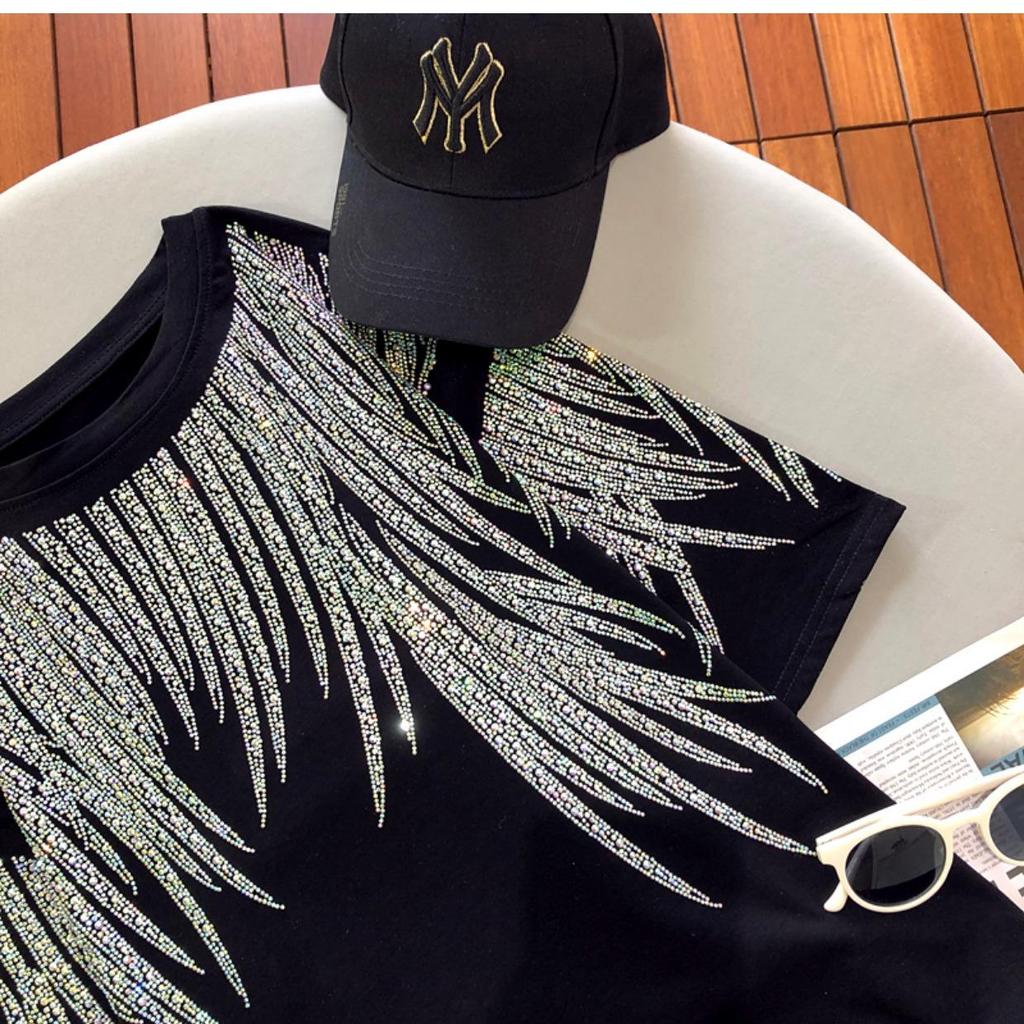 Maglietta a maniche corte con ali di piume di diamante nero taglie forti per donna - Anti-età e alla moda