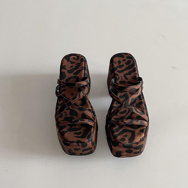 Thick-bottomed Muffin Black Cool Slippers 2025 Spring and Summer New Women's Fashion French Beach Vacation Rome Cool