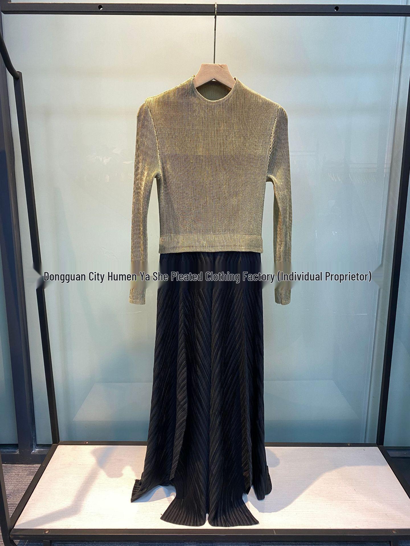 

Golden Velvet Retro Pleated Dress: Classic Autumn/Winter High-Elasticity Versatile Long Dress for Women One Size золотой