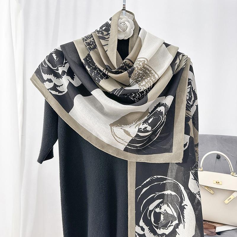 Camellia scarf fashionable versatile black and white contrasting colors air-conditioned room warm shawl travel sunscreen yarn