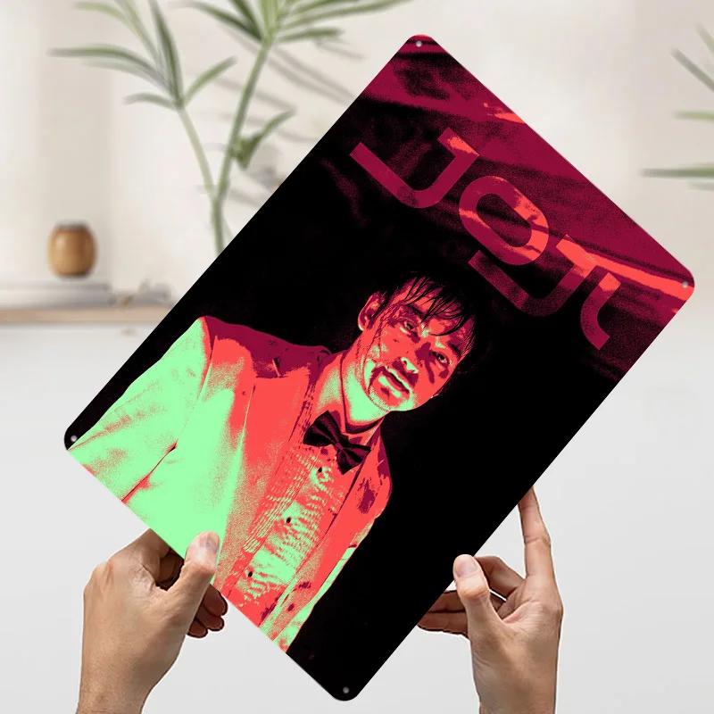 Joji Porträt mit Rot- und Grünfilter Poster Individuelle Wandkunst Vintage Metallschilder Retro Blechschild für Man Cave Wand Deko