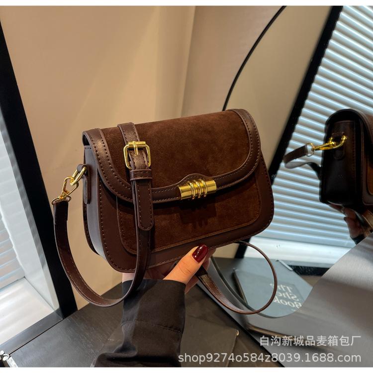 

Retro small square bag women s 2025 new trendy niche design casual shoulder bag matte texture messenger bag bag bag темно-коричневого