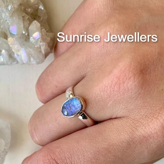 

Кольцо Moonstone Ari Ring Baguette Birthstone Ring от Sunrise • Подарок лучшему другу • Подарок на годовщину • Регулируемое персонализированное кольцо с драгоценными камнями • 7 Us синий