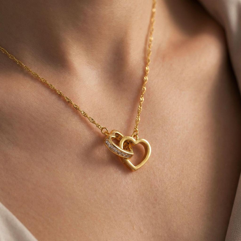 Elegantní zlatý náhrdelník na klíční kost ve tvaru srdce s vsazenými diamanty