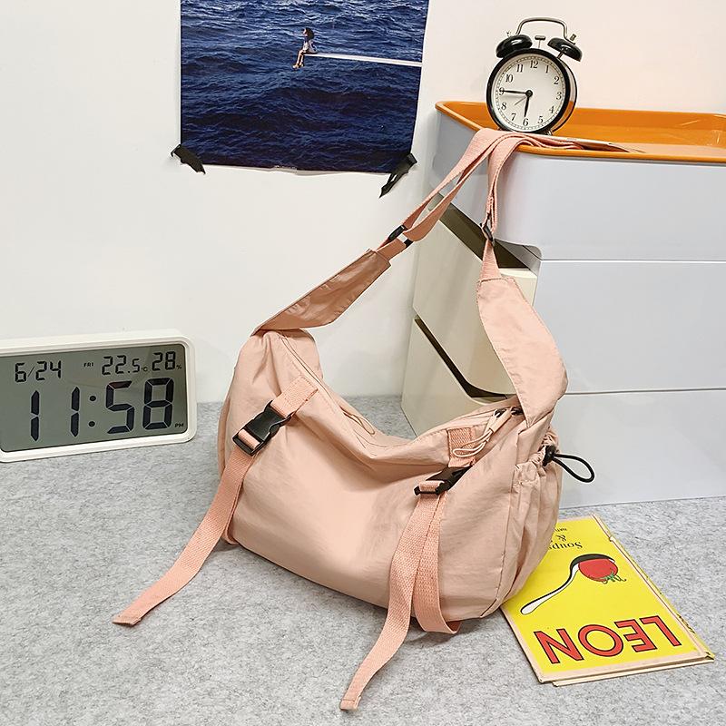 

Versatile senior sense casual commuting shoulder dumpling bag women s 2025 spring and summer new large-capacity messenger bag розовый