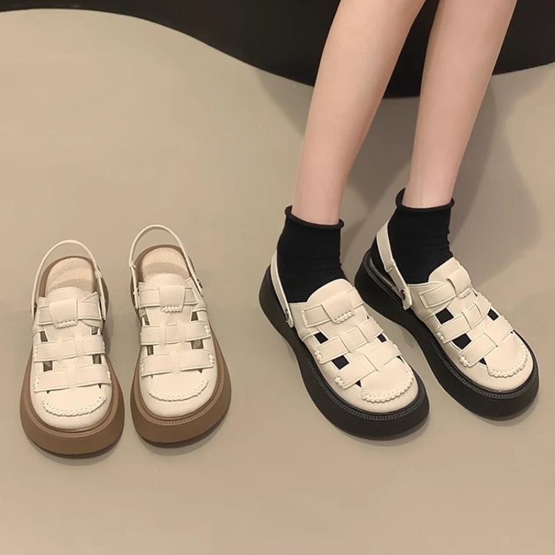 Thick-soled slippers for women's outer wear in the summer of 2025 New fashionable versatile muffin metal set toe beach height-increasing sandals