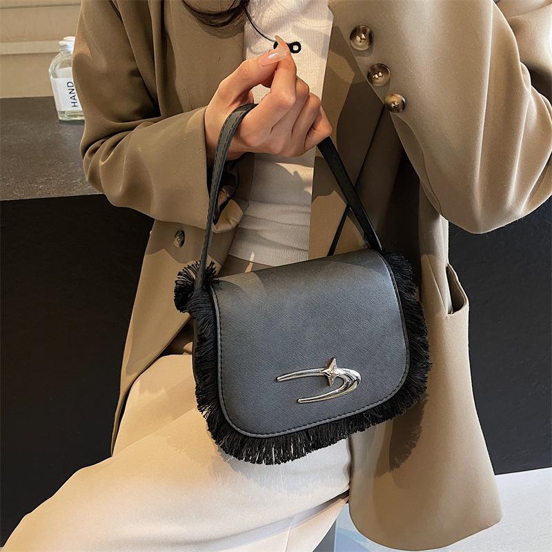 

осень 2025 новая сумка женская простая ретро универсальная маленькая сумочка женская повседневная сумка на плечо сумка-мессенджер 18*8*13 чёрный