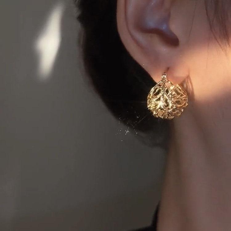 Spersonalizowane kolczyki z wydrążonymi kołyskami w kolorze złotym z kolczykami i kolczykami do codziennego noszenia kobiet