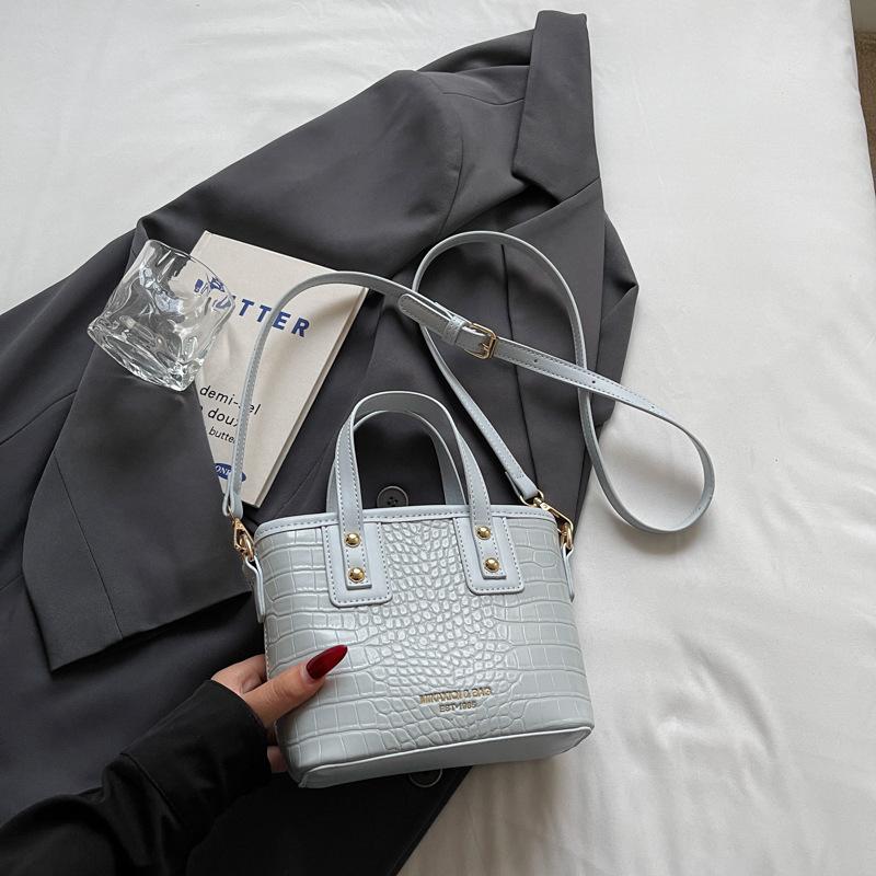 

2025 summer new fashion portable bucket bag women s niche retro simple messenger bag foreign trend shoulder bag