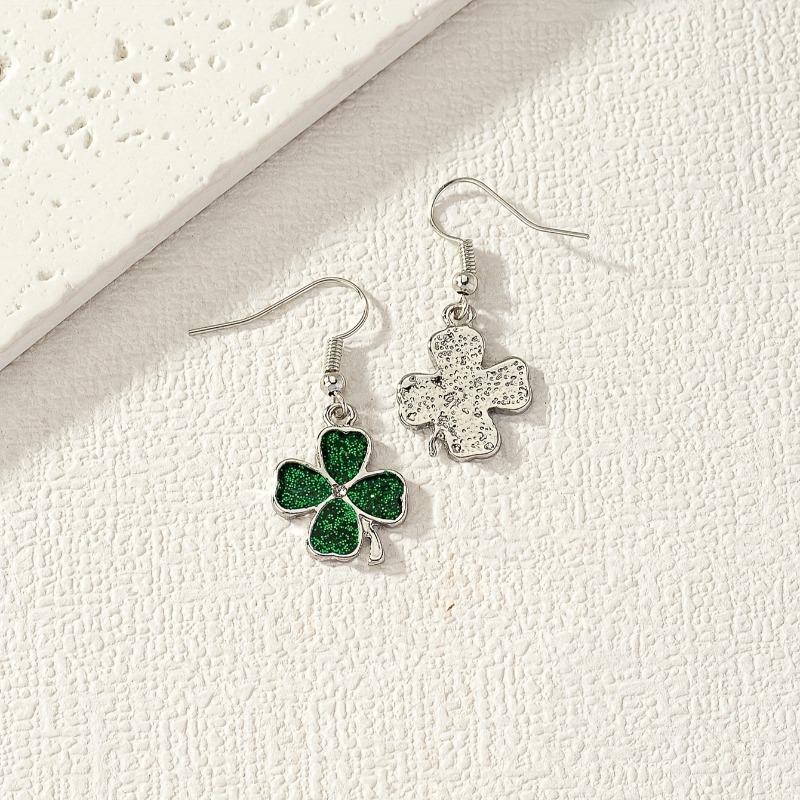 A Pair of Stylish Four-leaf Clover Lucky Green Earrings Cute Elegant Retro for Friends
