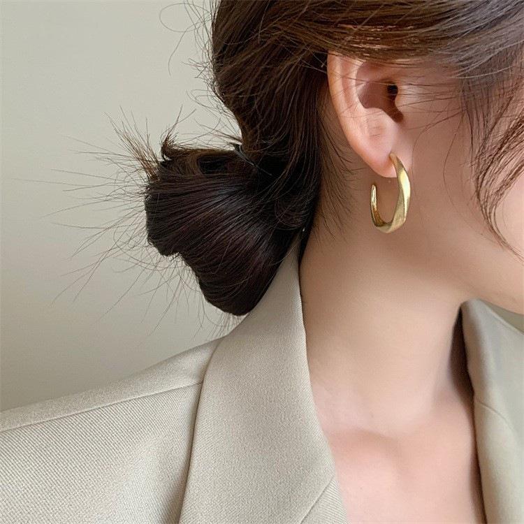 Elegant Korean C-Shaped Metal Stud Earrings for Women - Light, Luxurious, Versatile, and Stylish Ear Jewelry