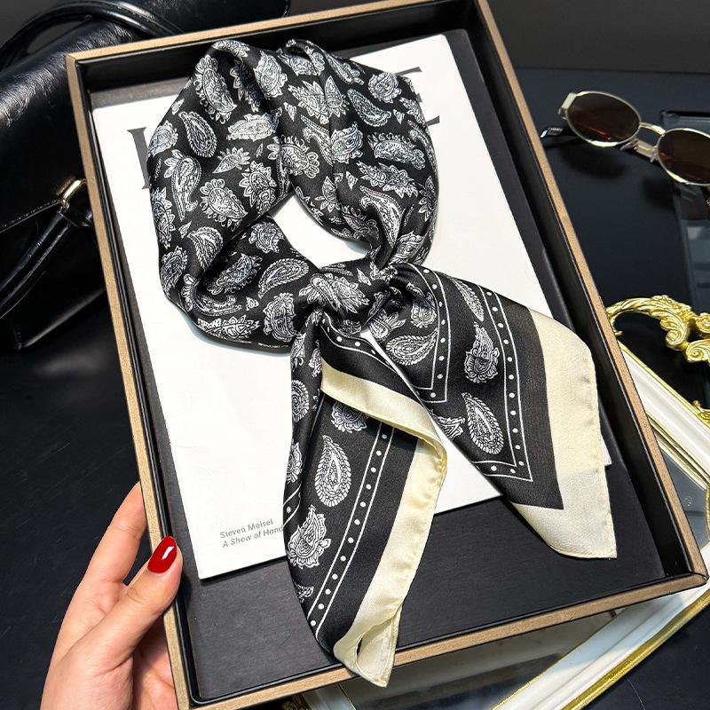 New high-end retro fashion small square scarf printed versatile sunscreen silk scarf spring and autumn women's sunscreen scarf