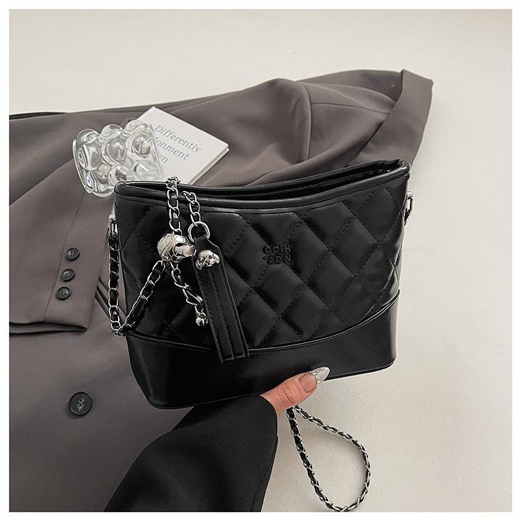 

This year s popular bag versatile women s bag autumn new fashion rhombus chain splicing one-shoulder crossbody bucket bag чёрный