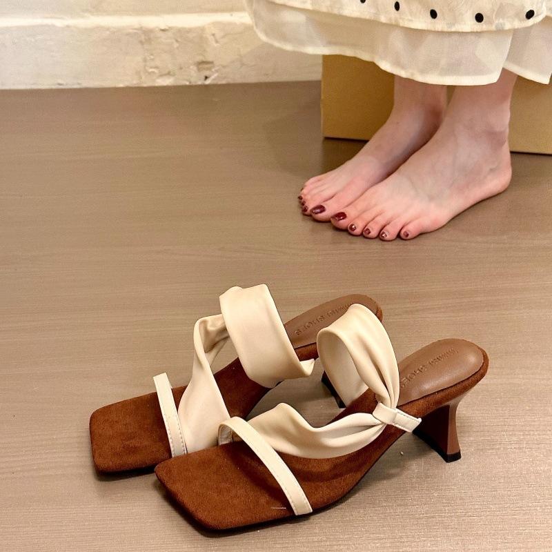 Karamell-Latte! Retro Wildleder quadratischer Kopf mit dickem Absatz Sandalen Damen 2025 neu breiter Rand mit zwei Sandalen