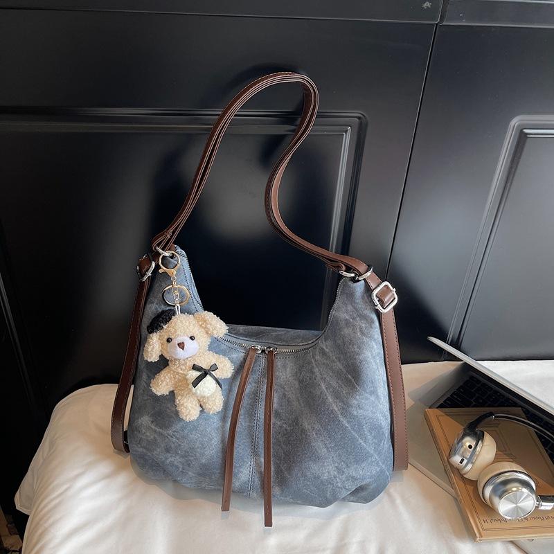 Korean Texture Women's Tote Bag 2026 Large Capacity Cute Pendant One-shoulder Crossbody Bag Casual Underarm Bag