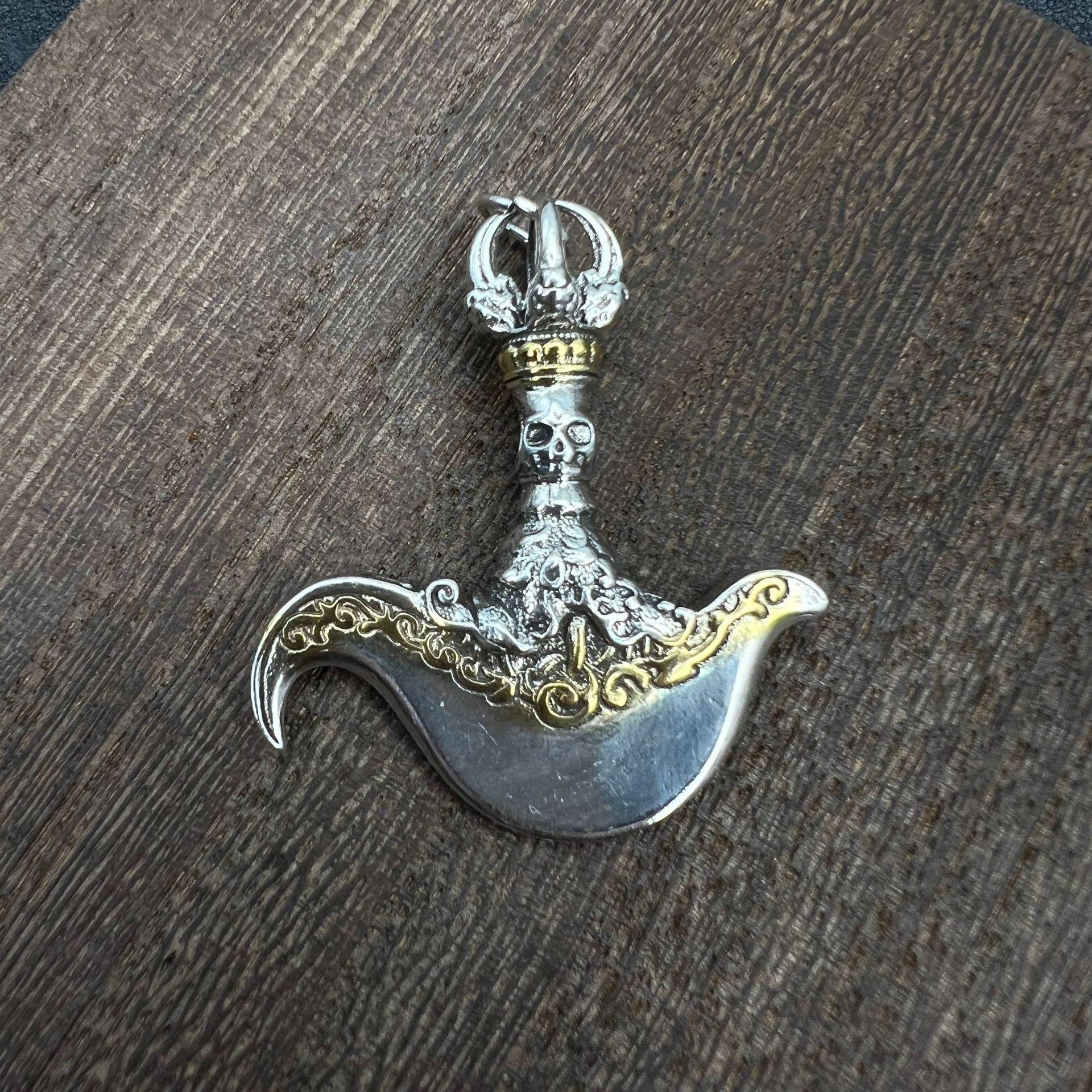 

Подвеска-ожерелье из стерлингового серебра 925 пробы «Юэ Дао»: Изысканно вырезанный ретро-панк дизайн ваджры-топора для мужчин и женщин, тибетский культурный аксессуар. 800 Silver