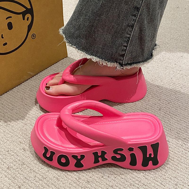 Móda 2025 Nové letní platformové žabky pro ženy Domácí pouliční obuv Silná podrážka Dívčí vnitřní plážové pantofle Nazouvací módní sandály