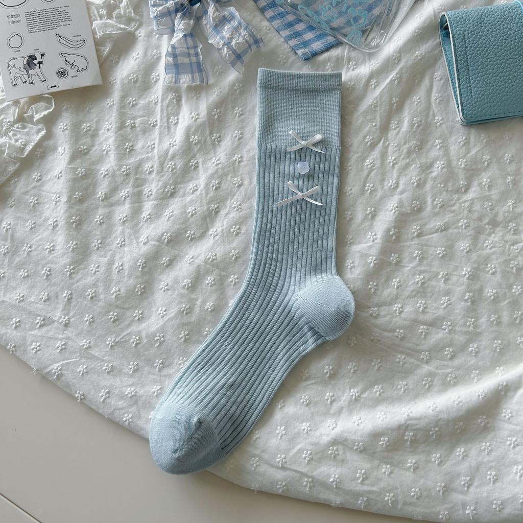 Thin Ballet Style Socks With Solid Color Buttons And Bows Tied With Gray Mid-Tube Piles Of Socks