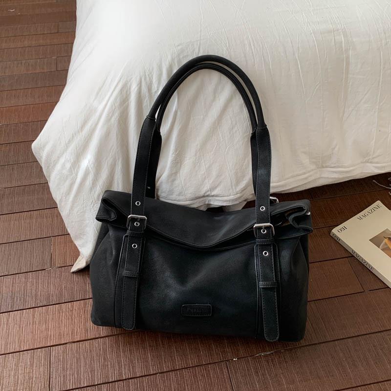 

High-quality, Large-capacity Bag - Stylish Commuter Shoulder Bag for Carrying on The Go without pendant чорний