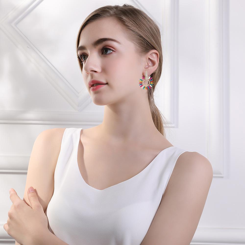 Fashion Shiny Clear Crystal Elegant Design Round Flower Dangle Earrings for Women Luxury Vintage Popular Jewelry Ear Accessories