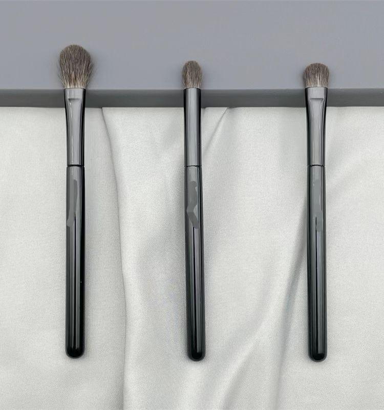 Suqq Grey Squirrel Hair Eyeshadow Brush - Medium Size Blending Brush, Soft Animal Hair for Laying Color