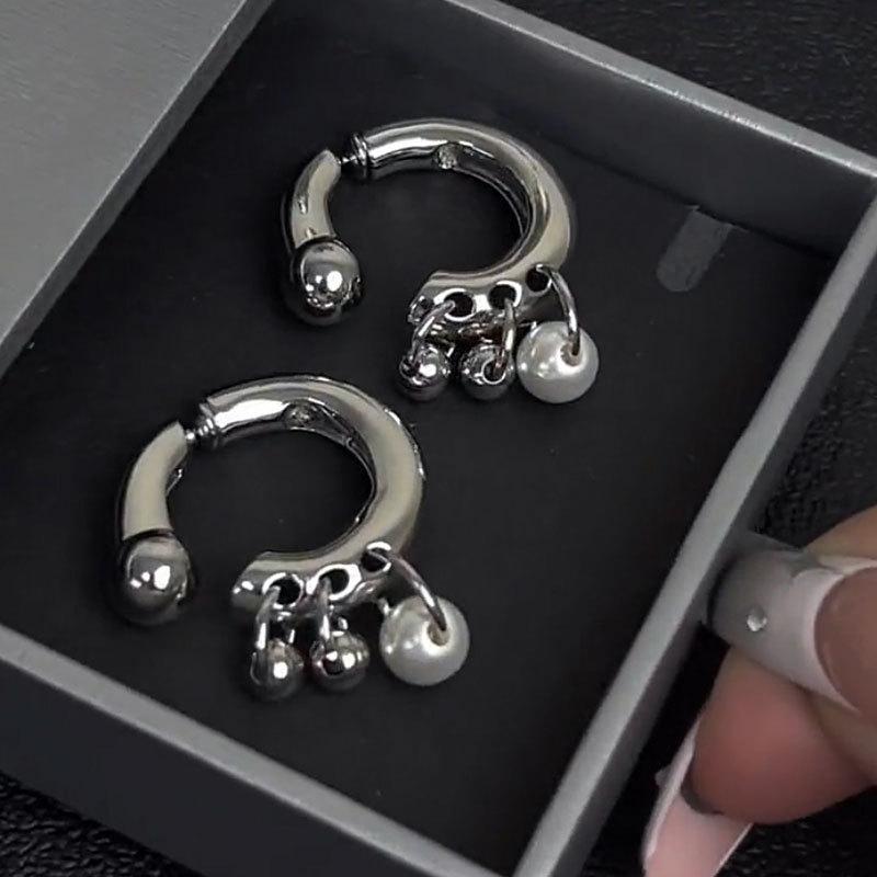 

Temperament Fashion Sliver Color Geometric C-ring Pearl Tassel Piercing Stud Earrings for Women Korean Designer Jewelry Gifts срібний