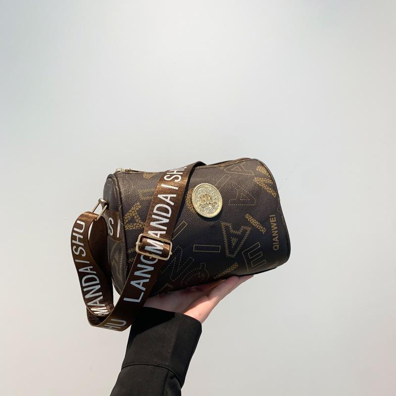 

Простая ретро повседневная наплечная сумка 2025 новая модная с принтом букв большая вместимость широкий плечевой ремень сумка кроссбоди сумка-подушка